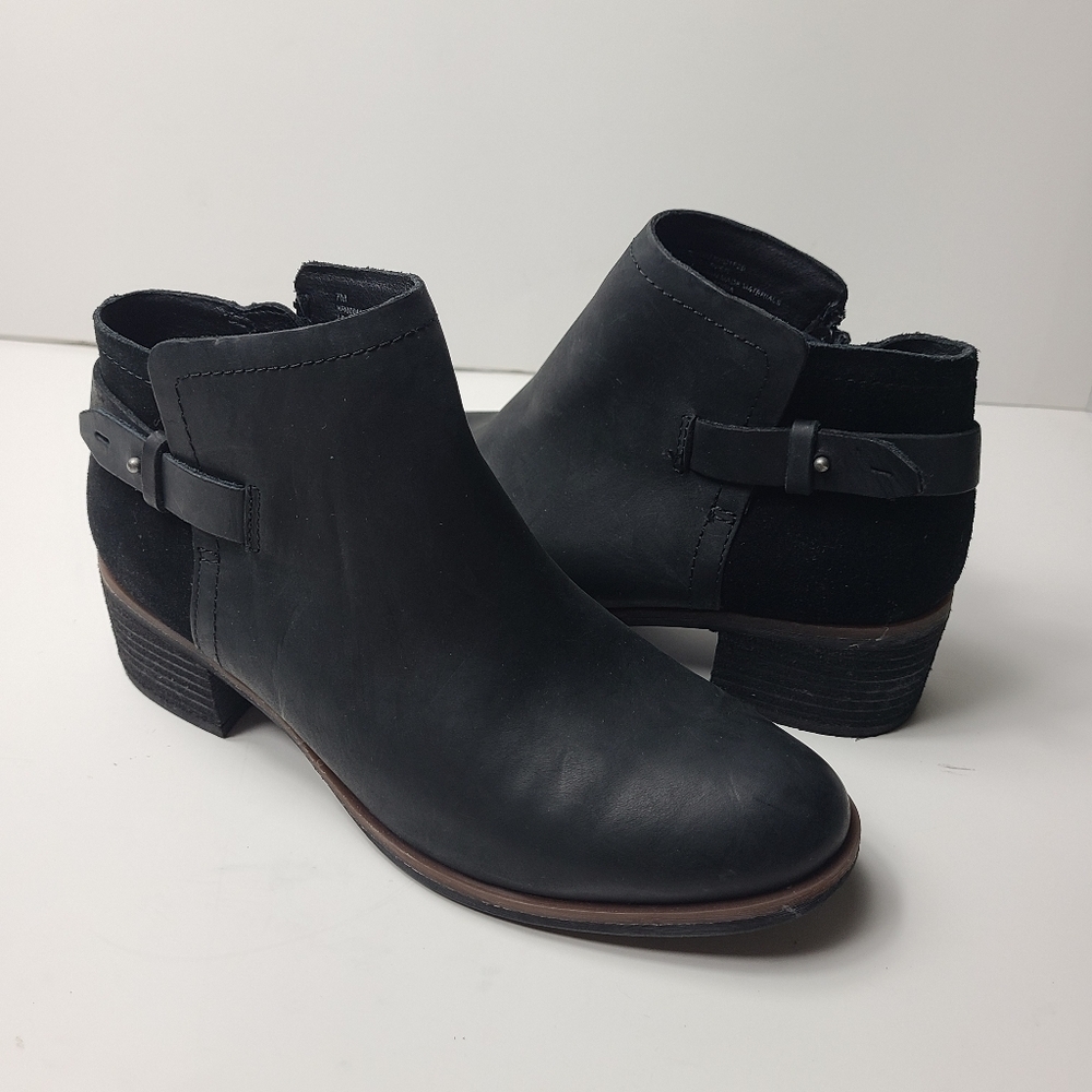 New KORKS sonya black leather ankle booties